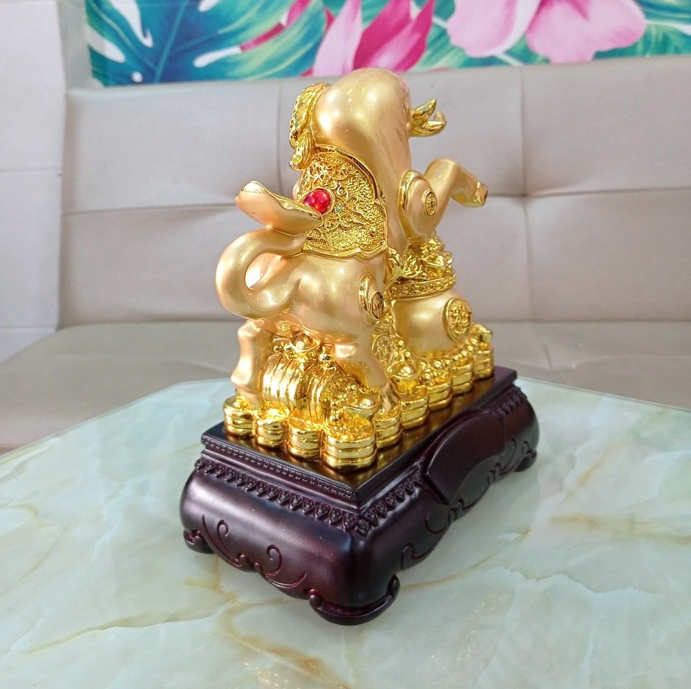 Tượng trâu vàng sung sức ngậm vàng trang trí tết
