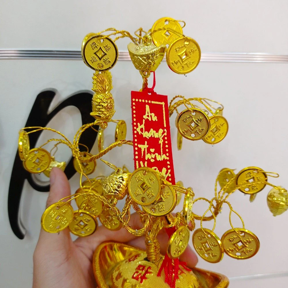 Cây phát tài thỏi vàng và liễn đỏ trang trí tết