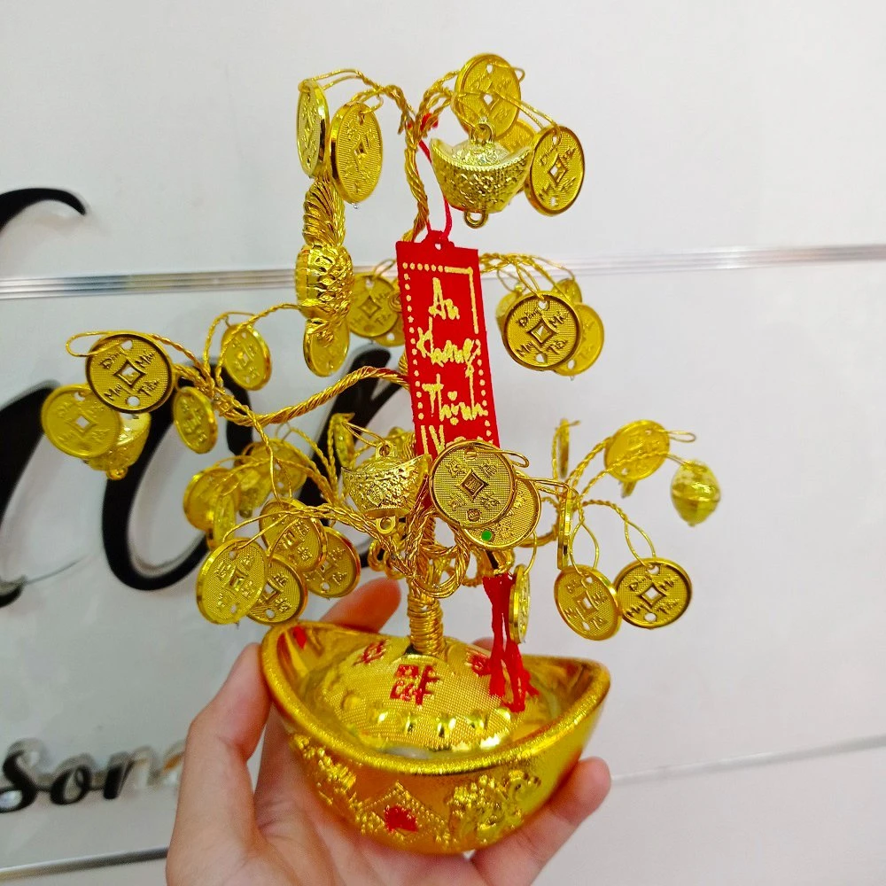 Cây phát tài thỏi vàng và liễn đỏ trang trí tết