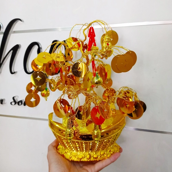 Cây phát tài vàng và pháo đỏ trang trí tết