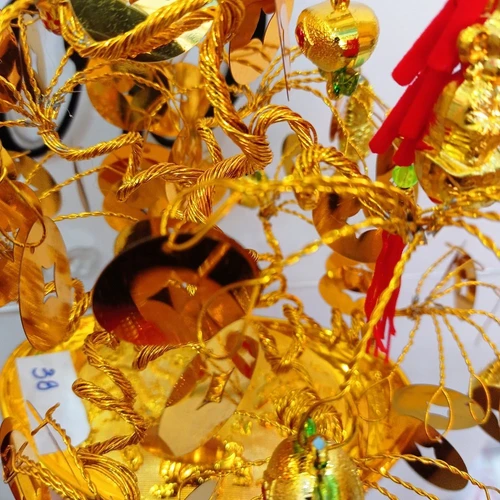 Cây phát tài vàng và pháo đỏ trang trí tết