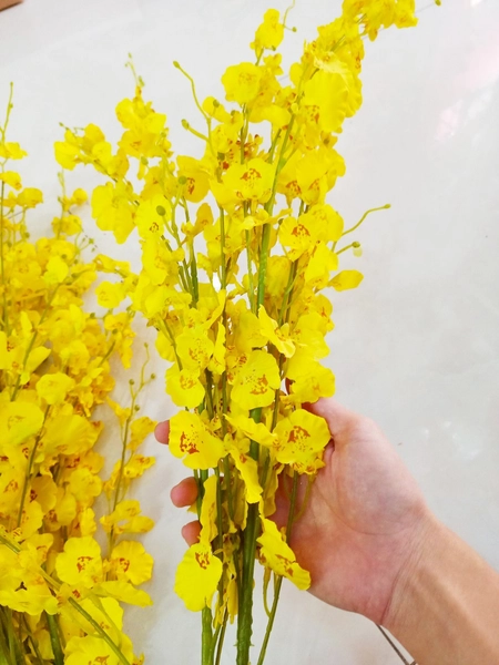 Hoa lan vũ nữ vàng giả trang trí tết mẫu 02