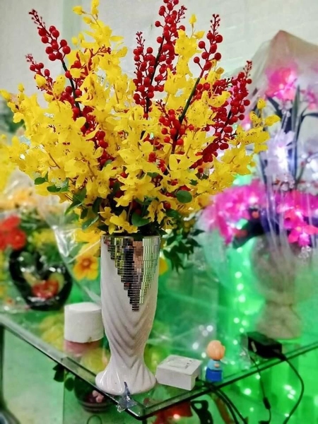 Cành đào đông đỏ không lá trang trí tết