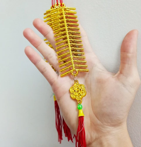 Lộc treo trang trí tết Dây pháo vàng và đồng tiền tài lộc