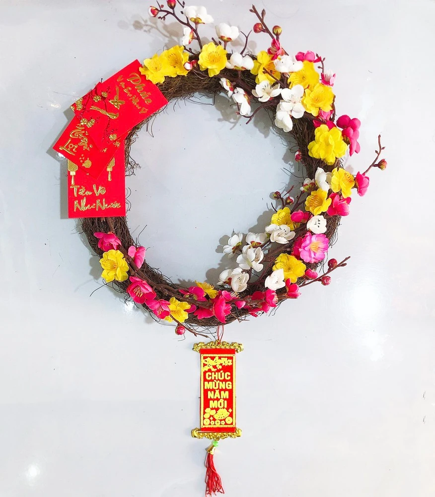 Vòng hoa trang trí tết bao lì xì đỏ và liễn chúc mừng năm mới