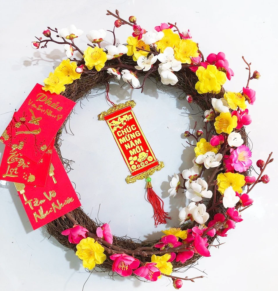 Vòng hoa trang trí tết bao lì xì đỏ và liễn chúc mừng năm mới