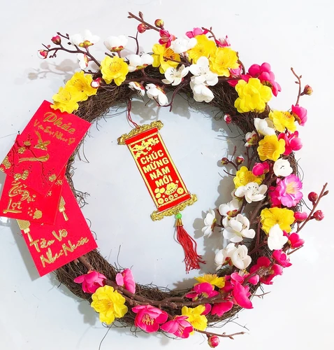 Vòng hoa trang trí tết bao lì xì đỏ và liễn chúc mừng năm mới