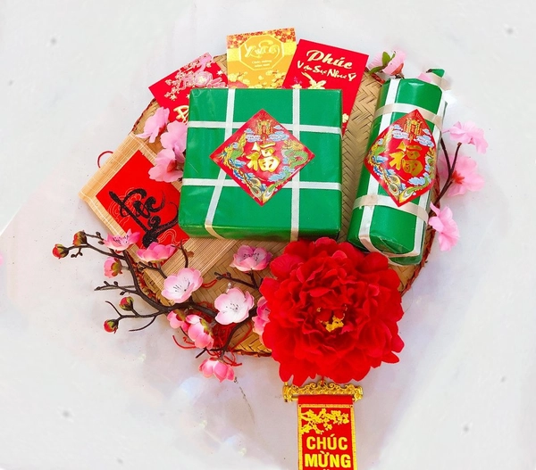 Mẹt bánh tết và bao lì xì may mắn trang trí tết