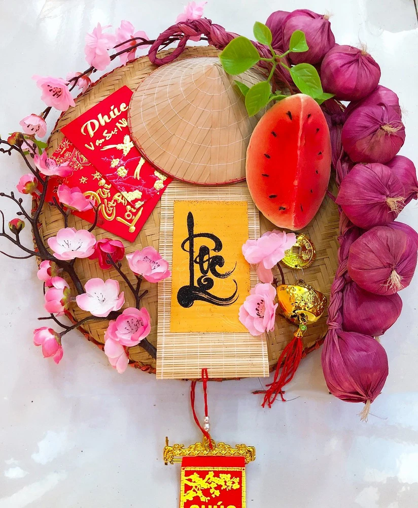 Mẹt đào hồng dưa hấu đỏ hành tím và chữ lộc trang trí tết