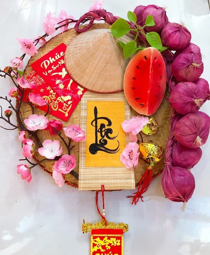 Mẹt đào hồng dưa hấu đỏ hành tím và chữ lộc trang trí tết