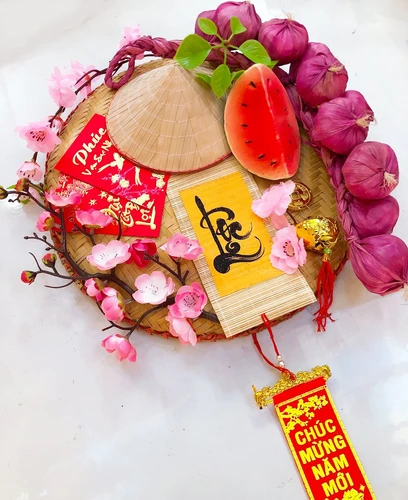 Mẹt đào hồng dưa hấu đỏ hành tím và chữ lộc trang trí tết