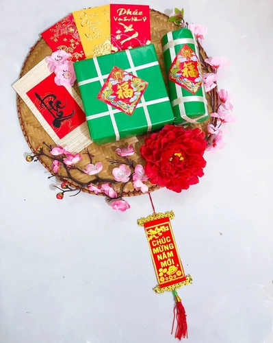 Mẹt bánh tết và chữ lộc đỏ