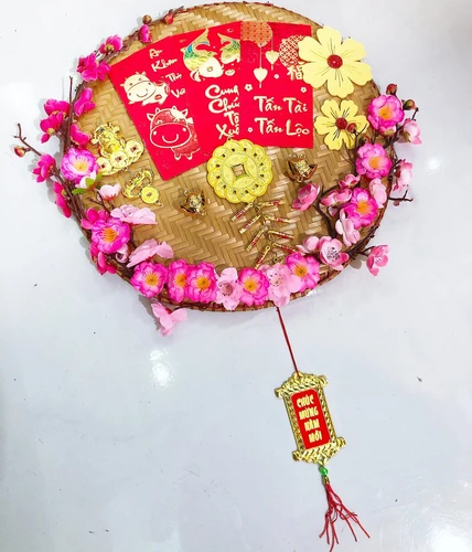 Mẹt tết mai vàng pháo vàng và bao lì xì đỏ