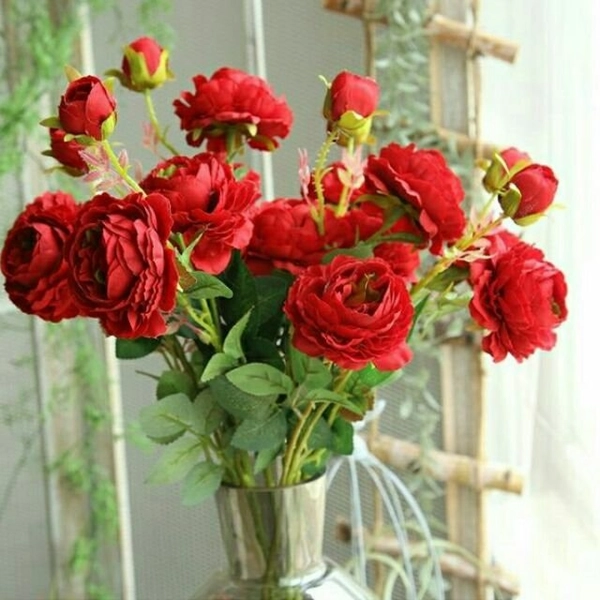Cành hoa hồng lụa đỏ trang trí tết