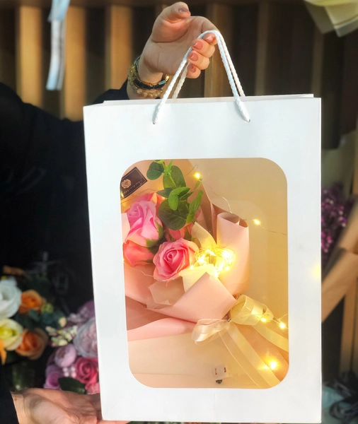 Giỏ hoa hồng sáp thơm kèm đèn led