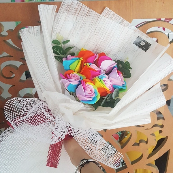 Bó hoa sáp thơm cầu vồng 2