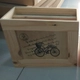 Hộp gỗ cắm hoa sáp họa tiết xe đạp