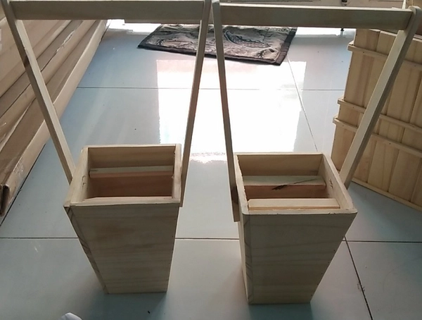 Hộp gỗ hoa sáp hình thang có quai