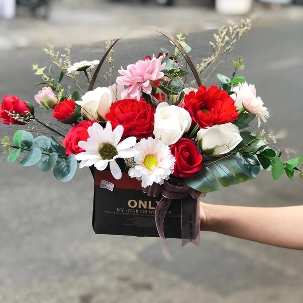 Giỏ hoa sáp sắc màu