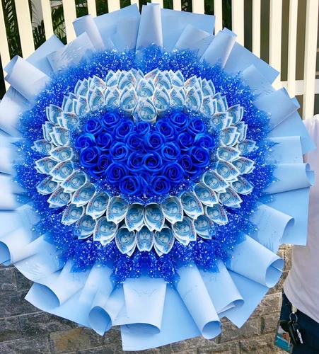 Bó hoa hồng sáp thơm kèm tiền hình trái tim 50 tờ