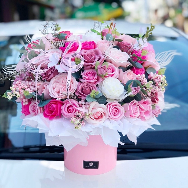 Hộp hoa để bàn yêu thương chan chứa