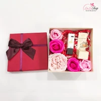 Set hộp quà tặng tuổi trẻ 3 kèm mỹ phẩm ( Gồm son dưỡng môi và son nước )