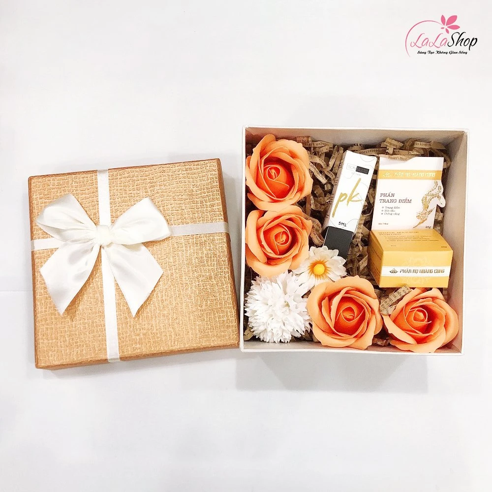 Set hộp quà tặng tuổi trẻ kèm hoa