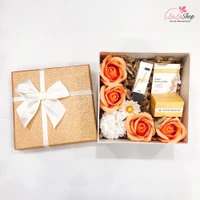 Set hộp quà tặng tuổi trẻ kèm mỹ phẩm( Gồm phấn trang điểm và son nước )