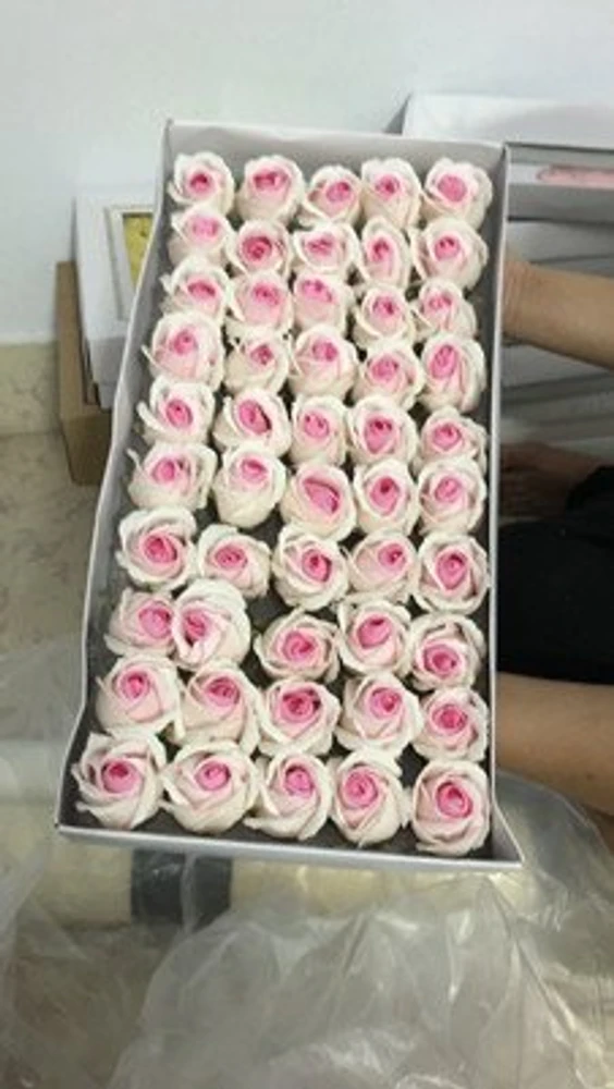 Hộp hoa hồng sáp thơm màu Trắng pha hồng 50 bông