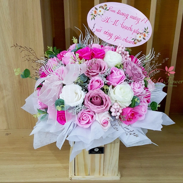 Hộp hoa để bàn yêu thương chan chứa