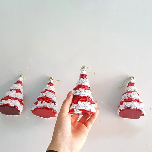 Hộp thông đỏ phủ tuyết trắng trang trí noel