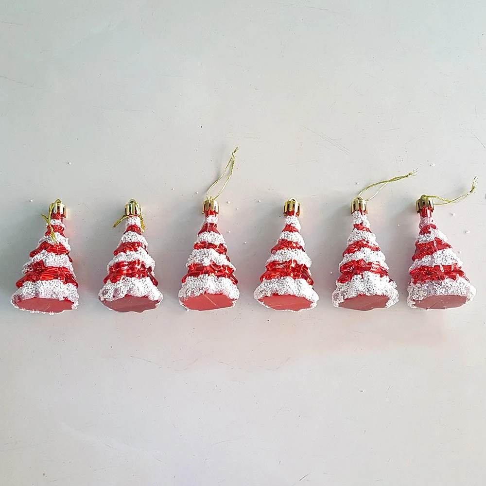Hộp thông đỏ phủ tuyết trắng trang trí noel