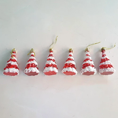 Hộp thông đỏ phủ tuyết trắng trang trí noel