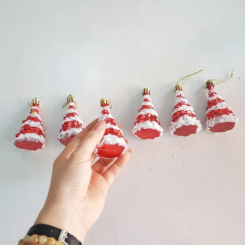 Hộp thông đỏ phủ tuyết trắng trang trí noel