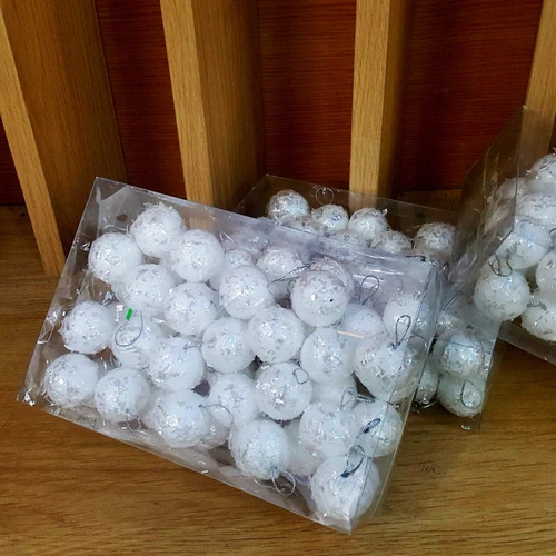 Hộp châu bi trắng tuyến trang trí noel