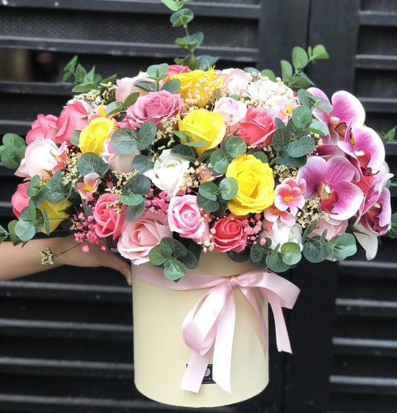 Hộp hoa sáp thơm trang trí bàn làm việc sắc hồng