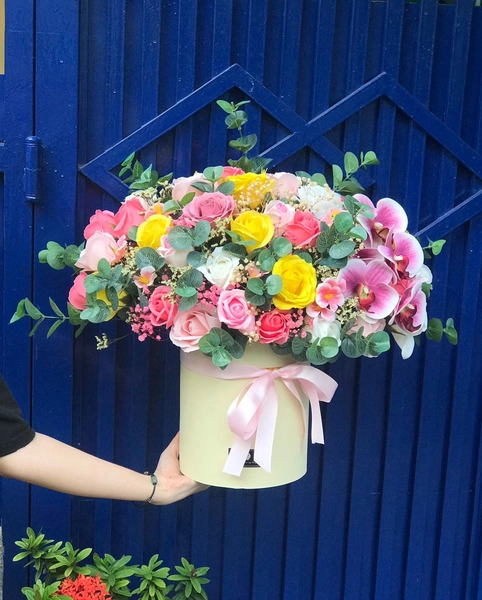 Hộp hoa sáp thơm trang trí bàn làm việc sắc hồng