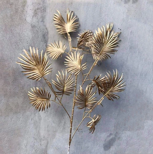 Cành lá cọ phủ vàng trang trí