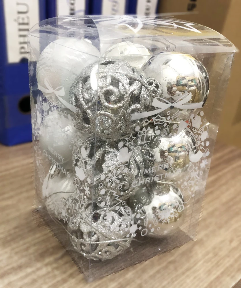 Hộp 12 quả châu 6cm họa tiết lưới kim tuyến sắc bạc trang trí noel