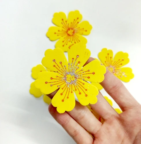 Combo 5 bông mai vàng nhụy đỏ 6cm dán cửa kính trang trí tết