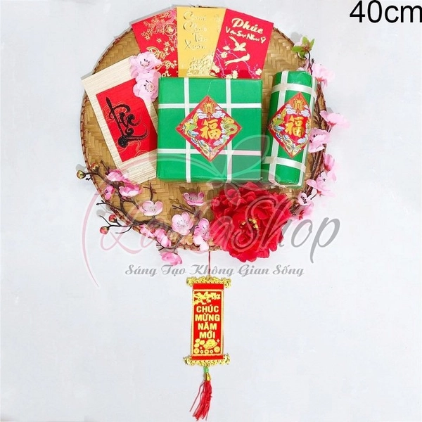 Mẹt bánh tết và chữ lộc đỏ trang trí tết năm mới