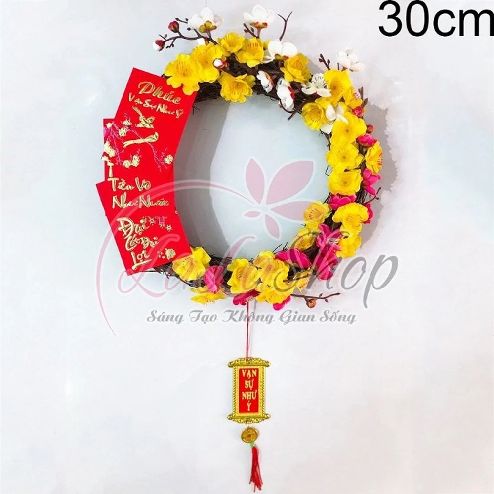 Vòng hoa tết hoa tam sắc và bao lì xì đỏ