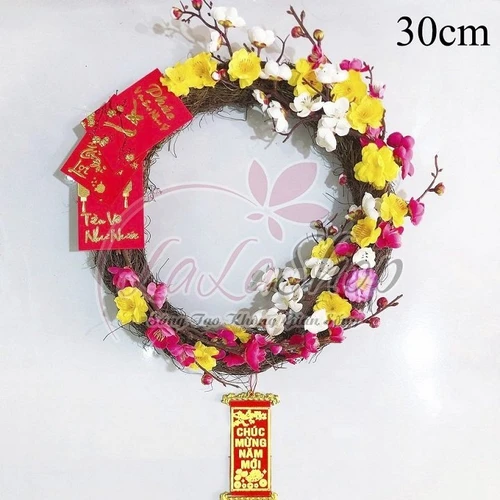 Vòng hoa trang trí tết bao lì xì đỏ và liễn chúc mừng năm mới