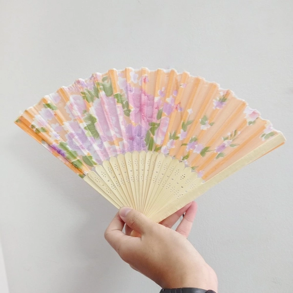 Quạt giấy họa tiết trang trí Tết