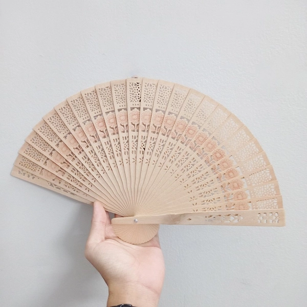 Quạt gỗ họa tiết trang trí tết