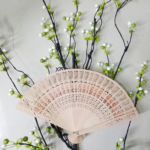 Quạt gỗ họa tiết trang trí tết