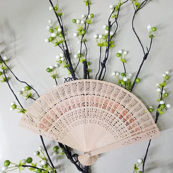 Quạt gỗ họa tiết trang trí tết