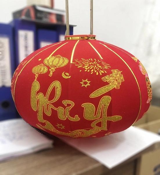 Lồng đèn nhung đỏ lớn họa tiết cá chép mừng năm mới
