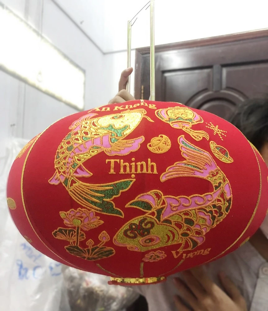 Lồng đèn nhung đỏ lớn họa tiết cá chép mừng năm mới