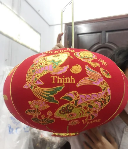 Lồng đèn nhung đỏ lớn họa tiết cá chép mừng năm mới